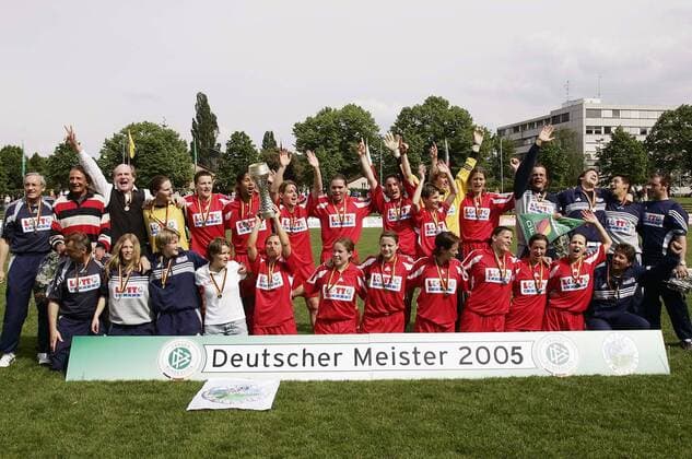 Der 1. FFC Frankfurt ist Deutscher Fußball Meister 2005 Fußball 1. BL Damen Saison 2004 2005, Frauen, Frauenfußball, Deutscher Meister, Deutsche Meisterschaft, Meisterfeier Totale Frankfurt M. Freude, Begeisterung,