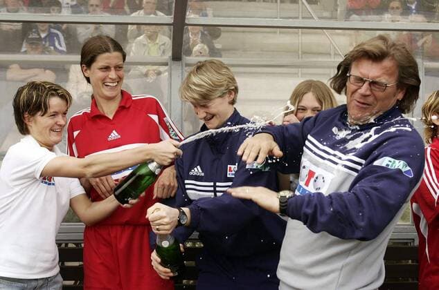 Trainer Dr. Hans Jürgen Tritschoks (FFC Frankfurt) wird eine Sektdusche verabreicht Fußball 1. BL Damen Saison 2004 2005, Frauen, Frauenfußball, Deutscher Meister, Deutsche Meisterschaft, Meisterfeier Gruppe Frankfurt M. Freude, Begeisterung,