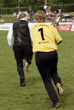Torfrau Marleen Wissink jagt Manager Siegfried Dietrich (beide FFC Frankfurt), obwohl der bereits völlig durchnässt ist Fußball 1. BL Damen Saison 2004 2005, Frauen, Frauenfußball, Deutscher Meister, Deutsche Meisterschaft, Meisterfeier Gruppe Frankfurt M. Freude, Begeisterung,