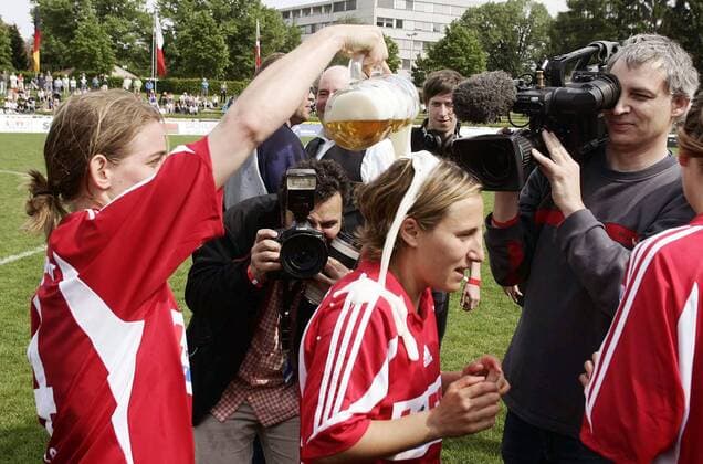 Nia Künzer (li.) verpasst Sandra Albertz (beide FFC Frankfurt) eine Bierdusche Fußball 1. BL Damen Saison 2004 2005, Frauen, Frauenfußball, Deutscher Meister, Deutsche Meisterschaft, Meisterfeier Gruppe Frankfurt M. Freude, Begeisterung,