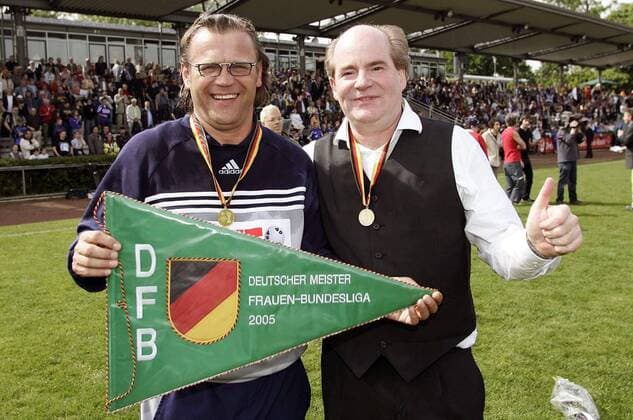 Trainer Hans Jürgen Tritschoks (li.) und Manager Siegfried Dietrich (beide FFC Frankfurt) mit dem Meisterwimpel Fußball 1. BL Damen Saison 2004 2005, Frauen, Frauenfußball, Deutscher Meister, Deutsche Meisterschaft, Meisterfeier Gruppe Frankfurt M. Freude,