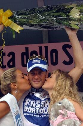 Etappensieger Alessandro Petacchi (Italien Fassa Bortolo) wird nach dem Gewinn der 9. Etappe von zwei Hostessen geküsst -  Radsport Herren 88. Giro d Italia 2005, dItalia, ProTour, Straßenradsport, Straße, Rad Gruppe 9. Etappe: Firenze - Ravenna