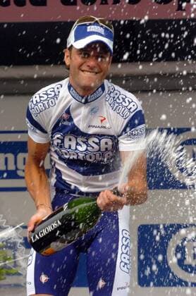 Etappensieger Alessandro Petacchi (Italien Fassa Bortolo) feiert den Gewinn der 9. Etappe mit einer Sektdusche -  Radsport Herren 88. Giro d Italia 2005, dItalia, ProTour, Straßenradsport, Straße, Rad Einzelbild 9. Etappe: Firenze - Ravenna