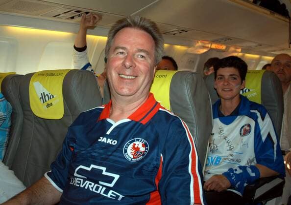 Vizepräsident Rolf Kutzmutz (Potsdam) gut gelaunt im Flugzeug Fußball EC 3 Damen UEFA Cup 2004 2005, Pokal, Europapokal, Europacup, Frauenfußball, Frauen, Finale, Endspiel Einzelbild Stockholm, Hinspiel