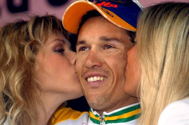 Etappensieger Robbie McEwen (Australien Davitamon Lotto) bekommt als Belohnung von zwei Hostessen Küßchen auf die Wange -  Radsport Herren 88. Giro d Italia 2005, dItalia, ProTour, Straßenradsport, Straße, Rad, Vdig Gruppe 10. Etappe Ravenna - Rossano Veneto Freude,