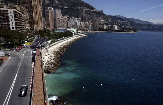 Juan Pablo Montoya (Kolumbien McLaren Mercedes) fährt in seinem Boliden auf dem Stadtkurs von Monte Carlo am Mittelmeer entlang Motorsport Grand Prix Herren Großer Preis von Monaco 2005, Formel 1 Weltmeisterschaft, F1, F, GP, WM, Freies Training Totale Circuit de Monaco Monte Carlo, Cote dAzur, d Azur