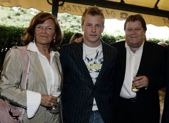 Motorsportchef Norbert Haug (Deutschland, re.) mit Gattin und Kimi Räikkönen (Finnland beide McLaren Mercedes) anläßlich des VIPDinners zum Großen Preis von Monaco 2005 Motorsport Grand Prix Herren Großer Preis von Monaco 2005, Formel 1 Weltmeisterschaft, F1, F, GP, WM, Vdig Gruppe Monte Carlo
