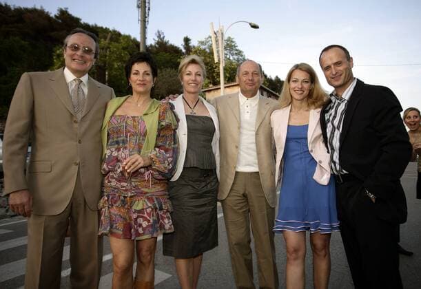 McLaren Teilhaber Mansour Ojjeh (li.) mit Gattin Katie, Teamchef Ron Dennis (England McLaren Mercedes, 3.v.re.) mit Ehefrau Lisa (3.v.li.) und Bruno Sälzer, Vorstandsvorsitzender Hugo Boss AG, mit Ehefrau Cathrin anläßlich des GP von Monaco VIPDinners Motorsport Grand Prix Herren Großer Preis von Monaco 2005, Formel 1 Weltmeisterschaft, F1, F, GP, WM, Vdig Gruppe Teamführung, Teamleitung, Kati, Kathi Monte Carlo
