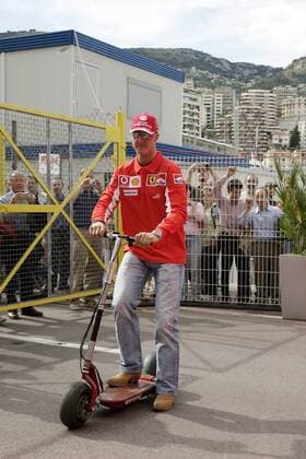 Michael Schumacher (Deutschland Ferrari) auf einem Scooter Motorsport Grand Prix Herren Großer Preis von Monaco 2005, Formel 1 Weltmeisterschaft, F1, F, GP, WM, Freies Training Einzelbild Circuit de Monaco Monte Carlo