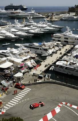 Michael Schumacher (Deutschland Ferrari) in seinem Boliden an der Hafenschikane des Yachthafens von Monaco Motorsport Grand Prix Herren Großer Preis von Monaco 2005, Formel 1 Weltmeisterschaft, F1, F, GP, WM, Vdig Totale Circuit de Monaco Monte Carlo