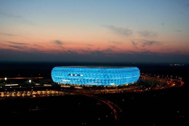 Die Münchner Allianz Arena - blaue Beleuchtung signalisiert ein Heimspiel des TSV 1860 Fußball 2. BL Herren Saison 2004 2005, TSV 1860 München Totale AllianzArena München