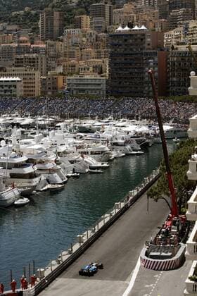 Fernando Alonso (Spanien Renault) in seinem Boliden auf einem Streckenabschnitt entlang des Yachthafens von Monaco Motorsport Grand Prix Herren Großer Preis von Monaco 2005, Formel 1 Weltmeisterschaft, F1, F, GP, WM, Vdig Totale Circuit de Monaco Monte Carlo