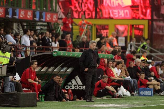Trainer Carlo Ancelotti (Milan) vor der Trainerbank Fußball Herren Serie A 2004 2005, 1. Italienische Liga, AC Mailand Gruppe Mailand