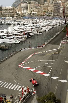 Vor dem Yachthafen - Michael Schumacher (Deutschland Ferrari) mit seinem Boliden in der Nouvelle Chicane Motorsport Grand Prix Herren Großer Preis von Monaco 2005, Formel 1 Weltmeisterschaft, F1, F, GP, WM, Qualifying Totale Circuit de Monaco Monte Carlo