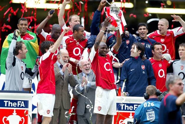 FA Cup Sieger Arsenal London - Patrick Vieira (Mitte) präsentiert den Pokal -  Fußball Herren FA Cup Finale 2004 2005, Englischer Pokal, Pokalspiel, Arsenal London, Endspiel Totale Cardiff Freude, Begeisterung,