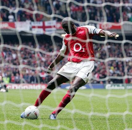 Patrick Vieira (Arsenal) verwandelt den entscheidenden Elfmeter zum 5:4 im FA Cup Finale -  Fußball Herren FA Cup Finale 2004 2005, English Premier League, 1. Englische Liga, Englischer Pokal, Pokalspiel Einzelbild Cardiff Dynamik,