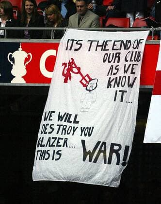 Manchester United Fans protestieren auf einem Plakat gegen die Übernahme ihres Vereins durch den amerikanischen Investor Malcolm Glazer - Fußball Herren FA Cup Finale 2004 2005, English Premier League, 1. Englische Liga, Englischer Pokal, Pokalspiel Einzelbild Großaktionär, Aktienmehrheit, Teameigner, Eigner Cardiff, Besitzer, Owner, Teamowner