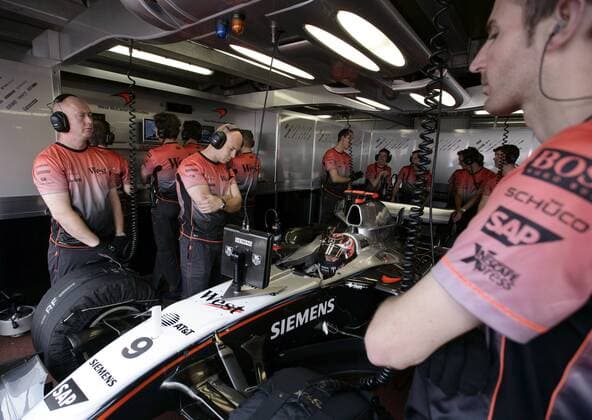 Kimi Räikkönen (Finnland) wartet im Cockpit seines Boliden auf seinen Einsatz, sein Physiotherapeut Mark Arnall (England beide McLaren Mercedes, 2.v.li.) und die Mechaniker stehen daneben Motorsport Grand Prix Herren Großer Preis von Monaco 2005, Formel 1 Weltmeisterschaft, F1, F, GP, WM Totale Circuit de Monaco Monte Carlo