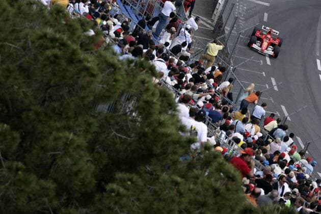 Michael Schumacher (Deutschland Ferrari) fährt mit seinem Boliden direkt vor den Fans vorbei Motorsport Grand Prix Herren Großer Preis von Monaco 2005, Formel 1 Weltmeisterschaft, F1, F, GP, WM, Freies Training Totale Circuit de Monaco Monte Carlo