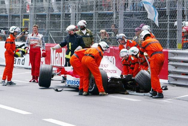 Der stark beschädigte Bolide von Ralf Schumacher (Deutschland Toyota, 3.v.li.) wird geborgen, der Pilot ist offensichtlich beeindruckt vom Geschehen Motorsport Grand Prix Herren Großer Preis von Monaco 2005, Formel 1 Weltmeisterschaft, F1, F, GP, WM, Qualifying Totale Circuit de Monaco Monte Carlo