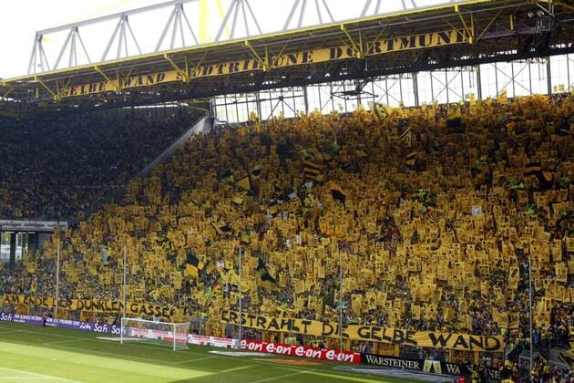 Die Südtribüne im Dortmunder Westfalenstadion wird von den BVB Fans in ein leuchtendes Gelb getaucht Fußball 1. BL Herren Saison 2004 2005, Borussia Dortmund, Fanmassen Totale Westfalenstadion Dortmund Masse