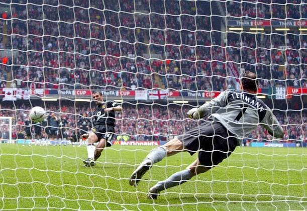 Elfmeterschießen: Roy Keane (li., Manchester United) verlädt Torwart Jens Lehmann (Arsenal) -  Fußball Herren FA Cup 2004 2005, Finale, Endspiel, Arsenal FC London - Manchester United 5:4 n.E., ManU, Vdig Gruppe Cardiff Dynamik,