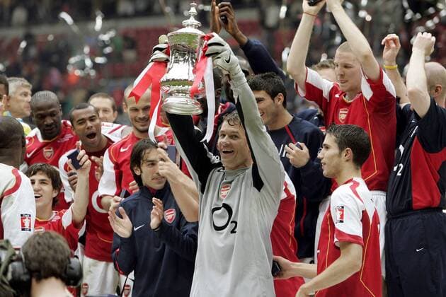 Torwart Jens Lehmann (Arsenal) präsentiert den FA Cup, hinter ihm feiert das Team -  Fußball Herren FA Cup 2004 2005, Finale, Endspiel, Arsenal FC London, Englischer Pokal, Pokalspiel, Vdig Totale Cardiff Freude, Begeisterung,