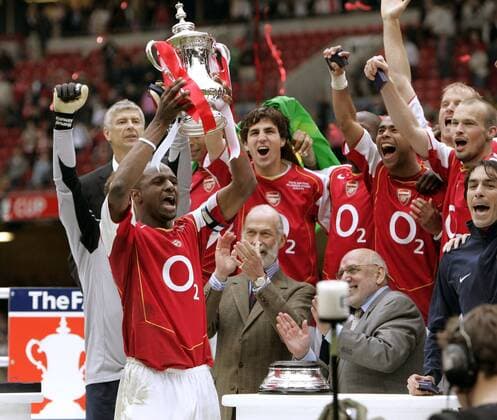 Patrick Vieira (Arsenal) präsentiert den FA Cup und das Team jubelt -  Fußball Herren FA Cup 2004 2005, Finale, Endspiel, Arsenal FC London, Englischer Pokal, Pokalspiel, Vdig Totale Cardiff Freude, Begeisterung,