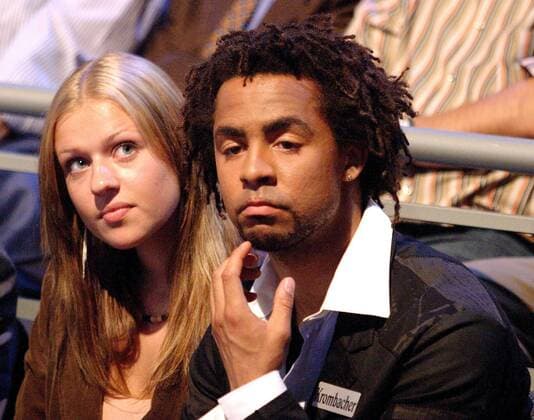Patrick Owomoyela (Bielefeld) und seine Freundin zu Gast im ZDF Sportstudio Fußball 1. BL Herren ZDF Sportstudio 2005, Sendung, Fernsehsendung, Sportsendung, Saison 2004 2005, Arminia Bielefeld Gruppe Mainz Nachdenklichkeit