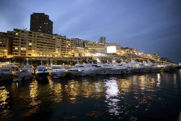 Die Luxusyachten haben am GP Wochenende 2005 im Hafen von Monte Carlo festgemacht Motorsport Grand Prix Herren Großer Preis von Monaco 2005, Formel 1 Weltmeisterschaft, F1, F, GP, WM Totale Circuit de Monaco, spiegeln, Licht, Lichter Monte Carlo