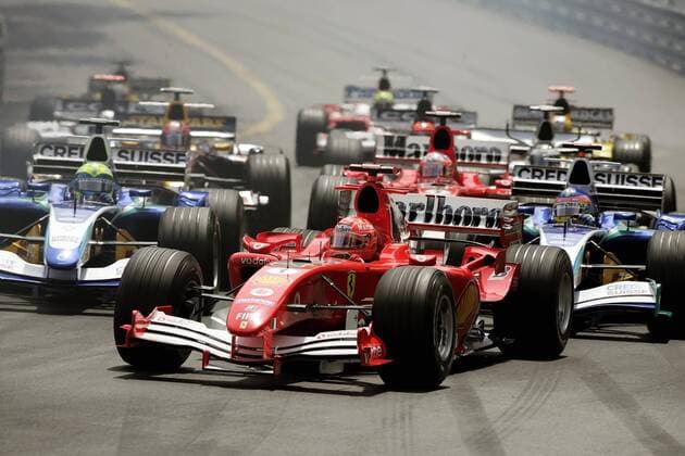 Michael Schumacher (vorn, Deutschland Ferrari) im dicht gedrängten Starterfeld Motorsport Grand Prix Herren Großer Preis von Monaco 2005, Formel 1 Weltmeisterschaft, F1, F, GP, WM, Vdig Totale Circuit de Monaco Monte Carlo
