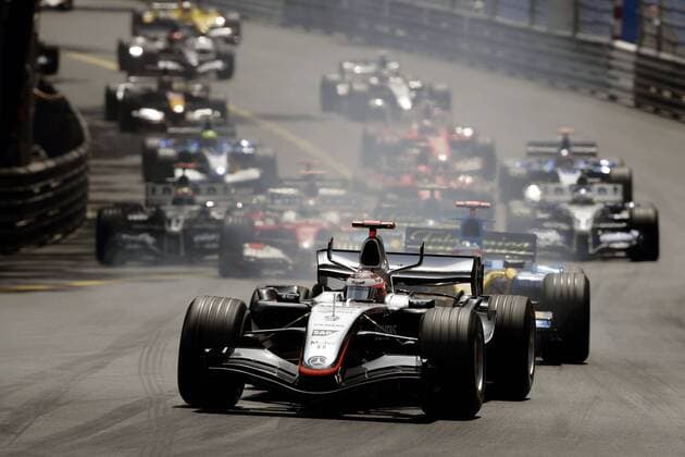 Kimi Räikkönen (Finnland McLaren Mercedes) führt das Feld an Motorsport Grand Prix Herren Großer Preis von Monaco 2005, Formel 1 Weltmeisterschaft, F1, F, GP, WM, Vdig Totale Circuit de Monaco Monte Carlo