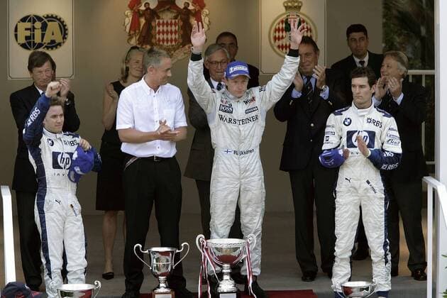 Sieger Kimi Räikkönen (Mitte, Finnland McLaren Mercedes), Nick Heidfeld (li., Deutschland) und Mark Webber (Australien beide BMW Williams) während der Siegerehrung Motorsport Grand Prix Herren Großer Preis von Monaco 2005, Formel 1 Weltmeisterschaft, F1, F, GP, WM, Vdig Gruppe Circuit de Monaco Monte Carlo Freude,