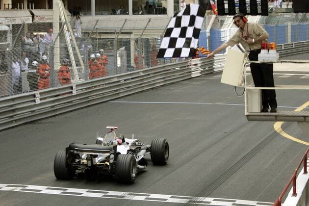 Sieger Kimi Räikkönen (Finnland McLaren Mercedes) überquert die Ziellinie und wird abgewunken Motorsport Grand Prix Herren Großer Preis von Monaco 2005, Formel 1 Weltmeisterschaft, F1, F, GP, WM, Vdig Gruppe Circuit de Monaco Monte Carlo