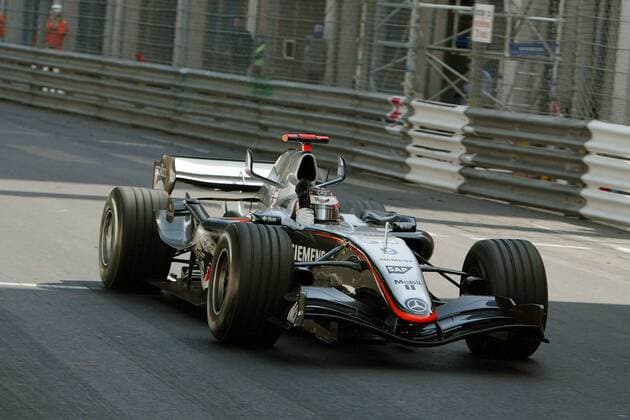 Kimi Räikkönen (Finnland McLaren Mercedes) jubelt im Ziel Motorsport Grand Prix Herren Großer Preis von Monaco 2005, Formel 1 Weltmeisterschaft, F1, F, GP, WM, Vdig Einzelbild Circuit de Monaco Monte Carlo Freude,