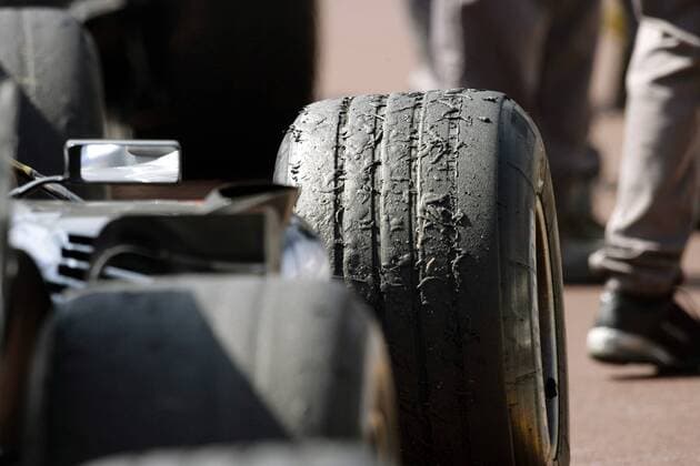 Abgefahrener Vorderreifen an einem F1 Boliden Motorsport Grand Prix Herren Großer Preis von Monaco 2005, Formel 1 Weltmeisterschaft, F1, F, GP, WM Einzelbild Circuit de Monaco Monte Carlo