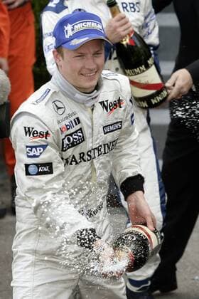 Sieger Kimi Räikkönen (Finnland McLaren Mercedes) jubelt mit einer Sektdusche Motorsport Grand Prix Herren Großer Preis von Monaco 2005, Formel 1 Weltmeisterschaft, F1, F, GP, WM Einzelbild Circuit de Monaco Monte Carlo Freude,
