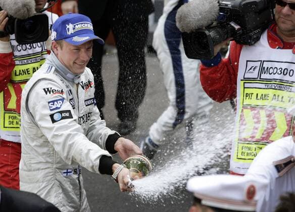 Sieger Kimi Räikkönen (Finnland McLaren Mercedes) jubelt mit einer Sektdusche Motorsport Grand Prix Herren Großer Preis von Monaco 2005, Formel 1 Weltmeisterschaft, F1, F, GP, WM Einzelbild Circuit de Monaco Monte Carlo Freude,