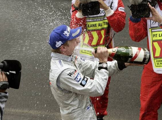 Sieger Kimi Räikkönen (Finnland McLaren Mercedes) bejubelt sich selbst mit einer Sektdusche Motorsport Grand Prix Herren Großer Preis von Monaco 2005, Formel 1 Weltmeisterschaft, F1, F, GP, WM Einzelbild Circuit de Monaco Monte Carlo Freude,