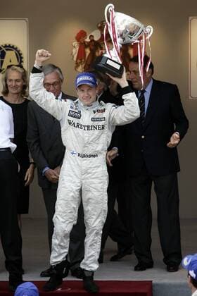 Sieger Kimi Räikkönen (Finnland McLaren Mercedes) jubelt mit dem Siegerpokal Motorsport Grand Prix Herren Großer Preis von Monaco 2005, Formel 1 Weltmeisterschaft, F1, F, GP, WM Einzelbild Circuit de Monaco Monte Carlo Freude,