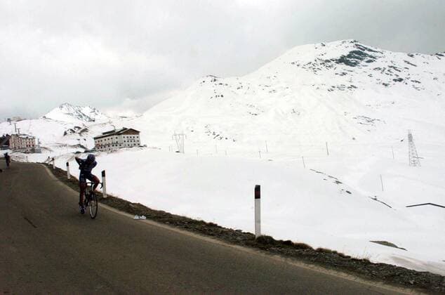 Winterlich - ein Fahrer auf dem Dach des Stelvio während der 14. Etappe des Giro d Italia 2005 - Kälte und Schnee sorgen für erschwerte Bedingungen -  Radsport Herren 88. Giro d Italia 2005, dItalia, ProTour, Straßenradsport, Straße, Rad Totale o0 Stilfser Joch, Stilfserjoch 14. Etappe: Egna - Livigno