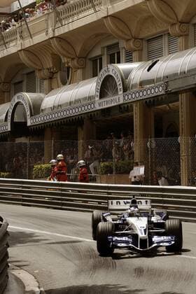 Nick Heidfeld (Deutschland BMW Williams) in seinem Boliden vor der Galerie Metropole Motorsport Grand Prix Herren Großer Preis von Monaco 2005, Formel 1 Weltmeisterschaft, F1, F, GP, WM Einzelbild Circuit de Monaco Monte Carlo