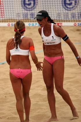 Ana Paula Connelly (re.) und Shaylyn Bede (beide Brasilien) motivieren sich gegenseitig -  Beachvolleyball Damen Swatch FIVB World Tour 2005, Jinshan Open, Beach, Worldtour, Spiel um Platz 3, Drei, Vdig, Gruppe IMCpau4208306 Shanghai