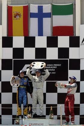 Siegerehrung nach dem GP von Spanien in Barcelona 2005, v.li.: Fernando Alonso (Spanien Renault), Sieger Kimi Räikkönen (Finnland McLaren Mercedes) und Jarno Trulli (Italien Toyota) Motorsport Grand Prix Herren Großer Preis von Spanien 2005, Formel 1 Weltmeisterschaft, F1, F, GP, WM Totale Circuit de Catalunya Barcelona Freude,