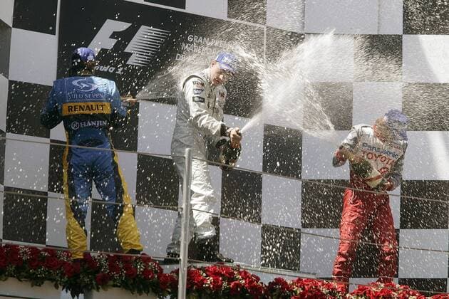 Siegerehrung nach dem GP von Spanien in Barcelona 2005, v.li.: Fernando Alonso (Spanien Renault), Sieger Kimi Räikkönen (Finnland McLaren Mercedes) und Jarno Trulli (Italien Toyota) bei der zünftigen Sektdusche Motorsport Grand Prix Herren Großer Preis von Spanien 2005, Formel 1 Weltmeisterschaft, F1, F, GP, WM Gruppe Circuit de Catalunya Barcelona Freude, Begeisterung,