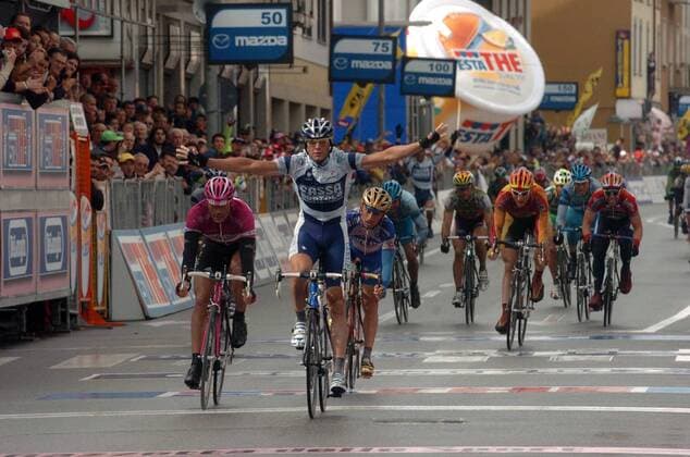 Etappensieger Alessandro Petacchi (Italien Fassa Bortolo, 2.v.li.) jubelt, Erik Zabel (Deutschland T Mobile, li.) wird Zweiter, Paolo Bettini (Italien Quick Step, 3.v.li.) wird Dritter - Radsport Herren 88. Giro d Italia 2005, dItalia, ProTour, Straßenradsport, Rad, Straße Totale 15. Etappe: Livigno - Lissone Freude,