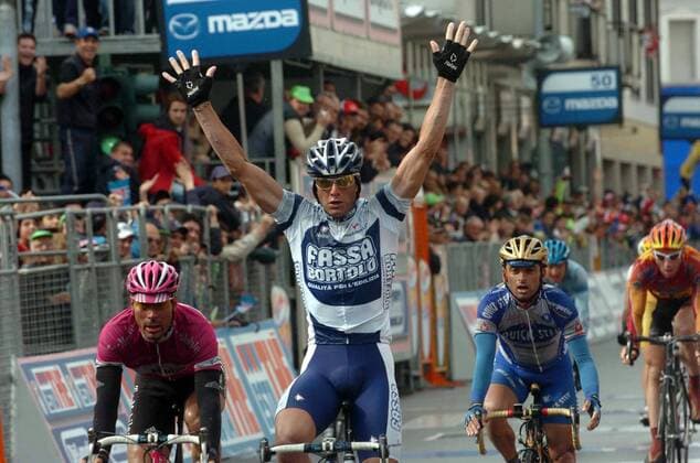 Etappensieger Alessandro Petacchi (Italien Fassa Bortolo, Mitte) jubelt, daneben Erik Zabel (Deutschland T Mobile, li.) und Paolo Bettini (Italien Quick Step) -  Radsport Herren 88. Giro d Italia 2005, dItalia, ProTour, Straßenradsport, Rad, Straße Gruppe 15. Etappe: Livigno - Lissone Freude,