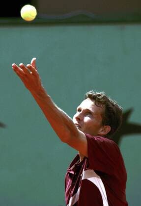 Lars Burgsmüller (Deutschland) - Aufschlag Tennis Herren French Open 2005, Grand Slam, ATP Tour Einzelbild Roland Garros Paris