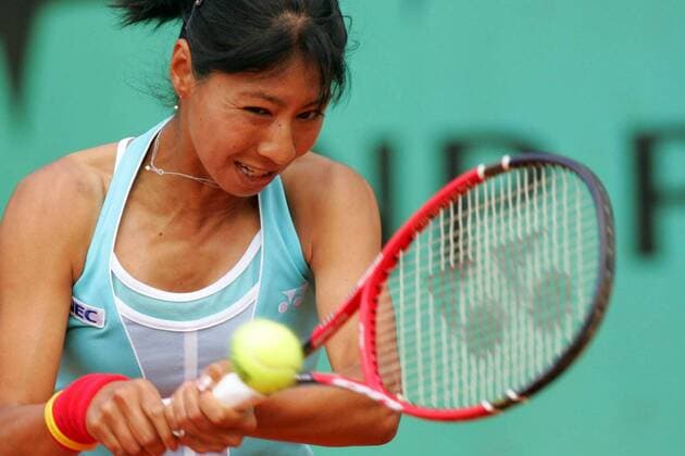 Shinobu Asagoe (Japan) - beidhändige Rückhand Tennis Damen French Open 2005, Grand Slam, WTA Tour Einzelbild Roland Garros pan9321 Paris  