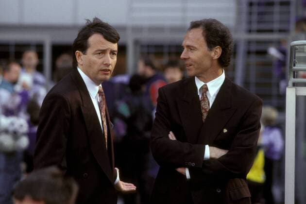 Teamchef Franz Beckenbauer (re.) und DFB Pressesprecher Wolfgang Niersbach (beide BR Deutschland) im Gespräch Fußball WM Herren DEUTSCHSPRACHIGE SPORTZEITSCHRIFTEN UND -ZEITUNGEN NUR NACH RÜCKSPRACHE, Weltmeisterschaft 1990 Gruppe Mailand
